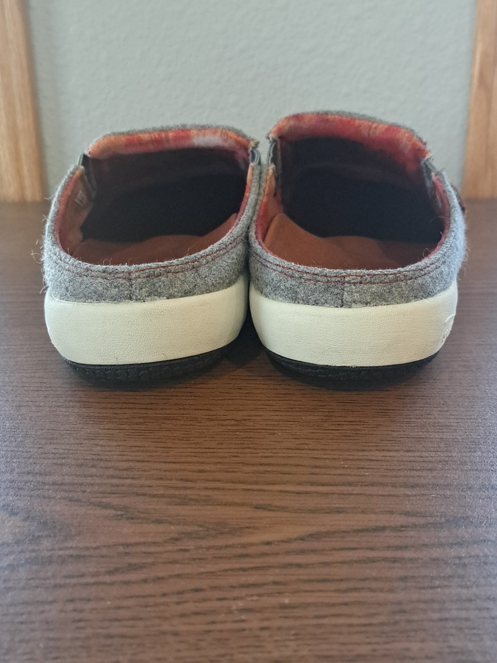 Spenco Women’s Grey Felt Mule with Contrast Stitching - Picture 7 of 11